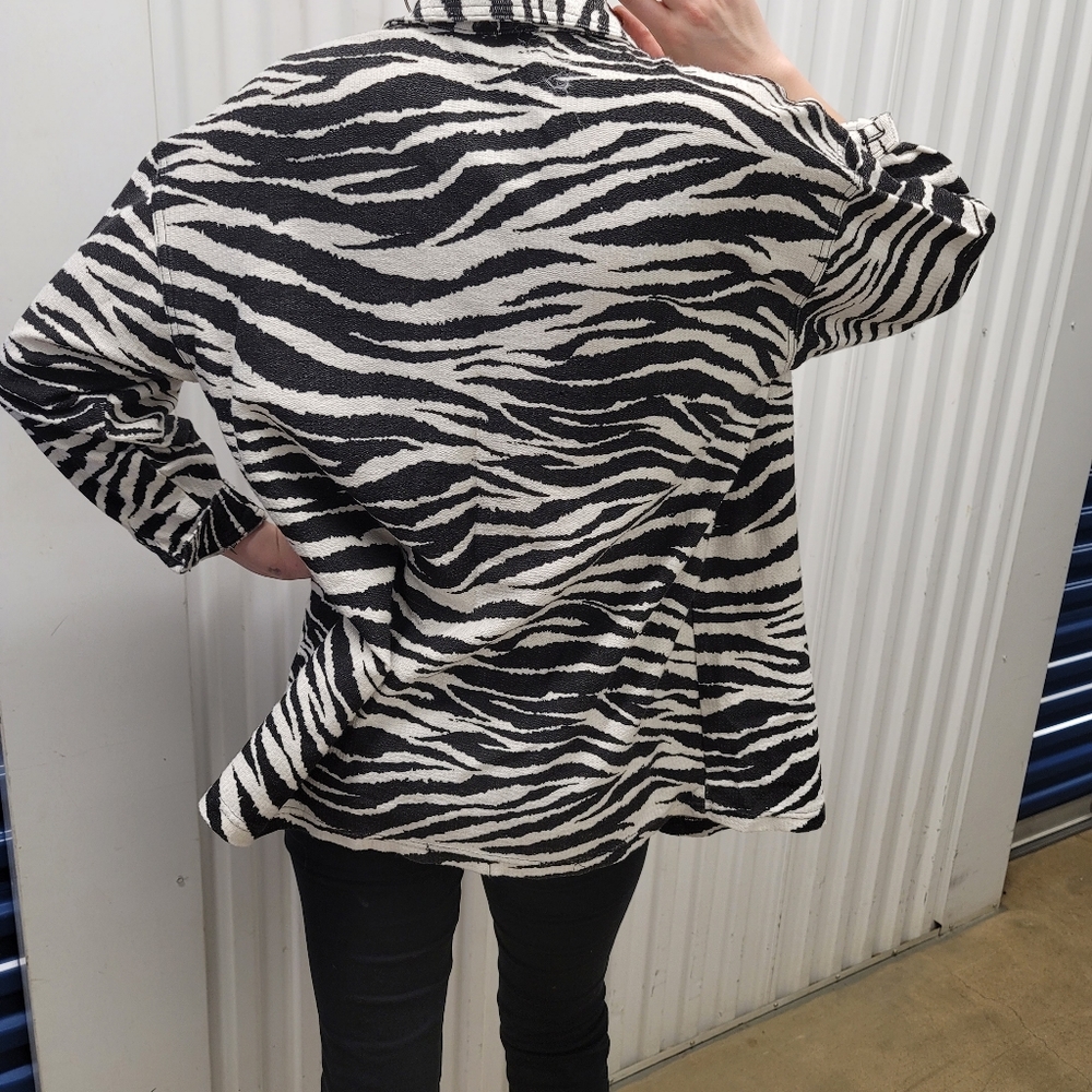 90's Zebra boyfriend top - Picture 2 of 3